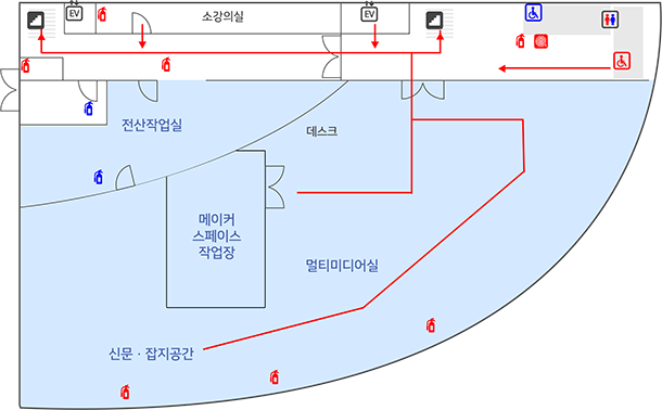 비상대피로는 소강의실 좌측 계단, 엘레베이터와 남자화장실 사이의 계단입니다. 분말소화기는 소강의실 1대, 소강의실 좌측 계단 앞 1대, 전산작업실 앞 1대, 남자화장실 앞 1대, 연속간행물실 1대, 멀티미디어실 3대가 구비되어있습니다. Co2 소화기는 전산작업실 1대, 전산작업실 옆 공간에 1대 있습니다. 소화전은 남자화장실 앞 1대가 있습니다.